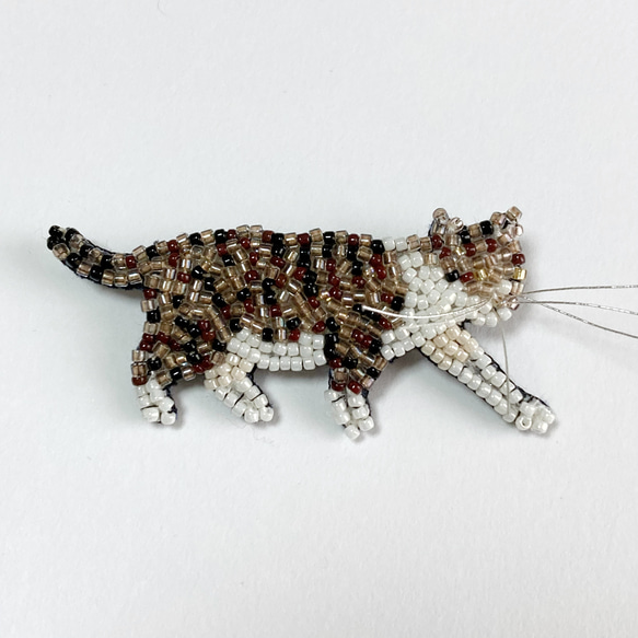 お散歩猫さんブローチ キジシロ　ビーズ刺繍 4枚目の画像