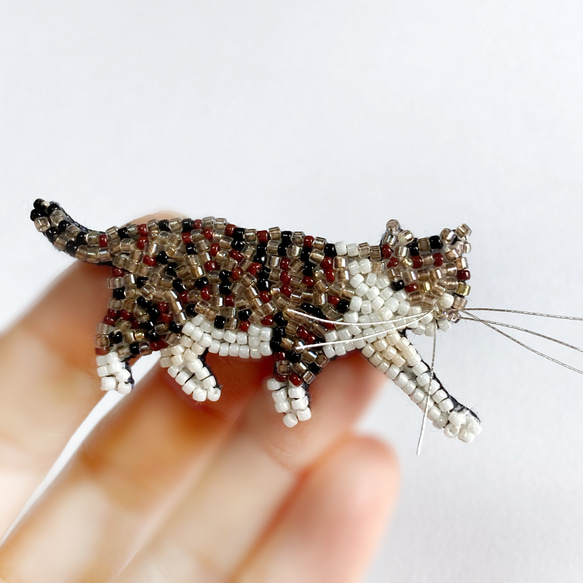お散歩猫さんブローチ キジシロ　ビーズ刺繍 1枚目の画像