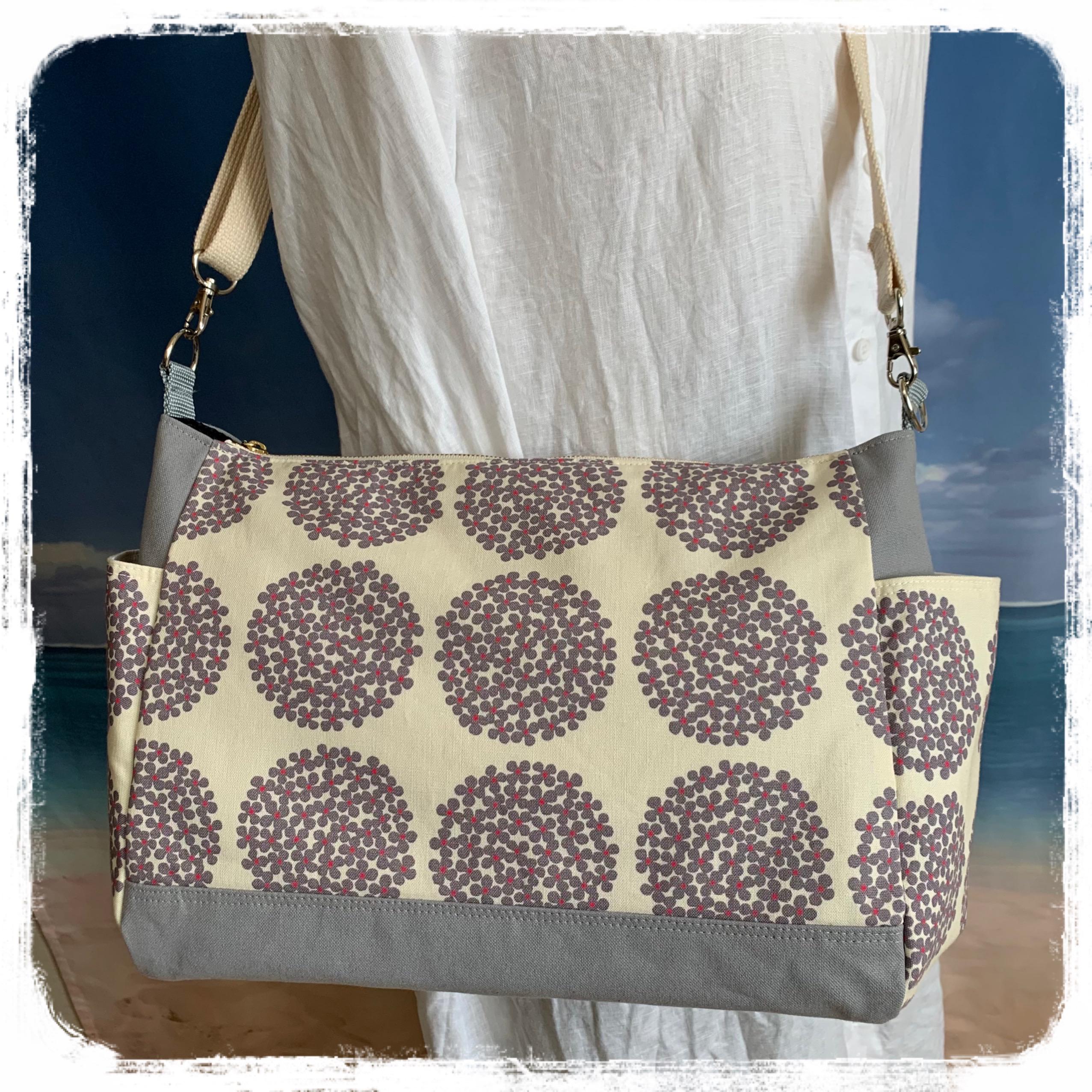 軽量　サイドポケットが便利な　ショルダーバック　ボディーバック　長さ調節可能　北欧　紫陽花柄⑧