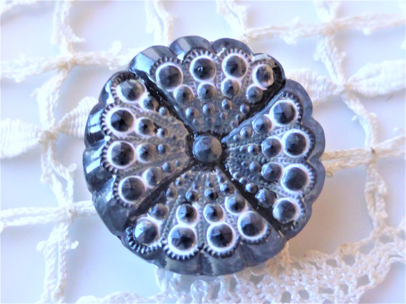 黒い蝶花　チェコガラスボタンCzech Glass Button１個 2枚目の画像