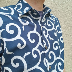 半袖和柄シャツ（大唐草模様）濃紺 4枚目の画像