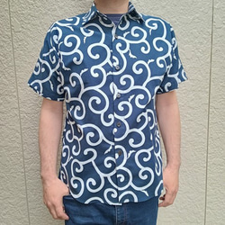 半袖和柄シャツ（大唐草模様）濃紺 1枚目の画像