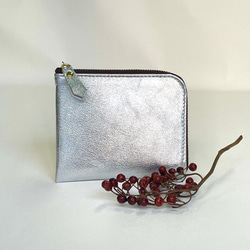 ゴートレザーのスリムなミニ財布　シルバー 4枚目の画像