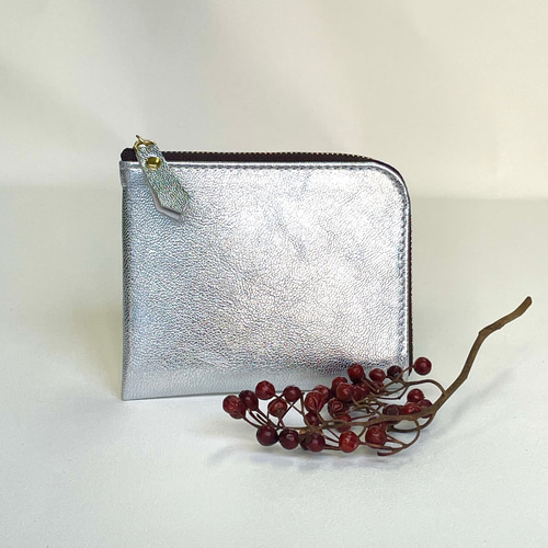 ゴートレザーのスリムなミニ財布 シルバー その他ミニ財布・コンパクト