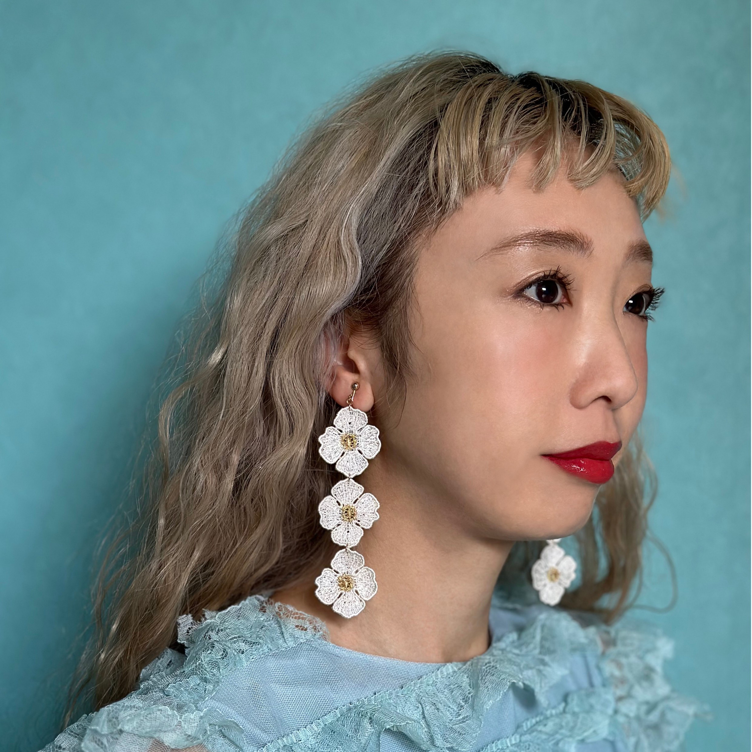 3連ひなげし刺繍の耳飾り　エクリュ