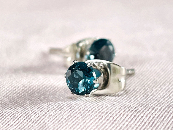 11月誕生石　ロンドンブルートパーズのスタッドピアス サージカルステンレス316L 5枚目の画像