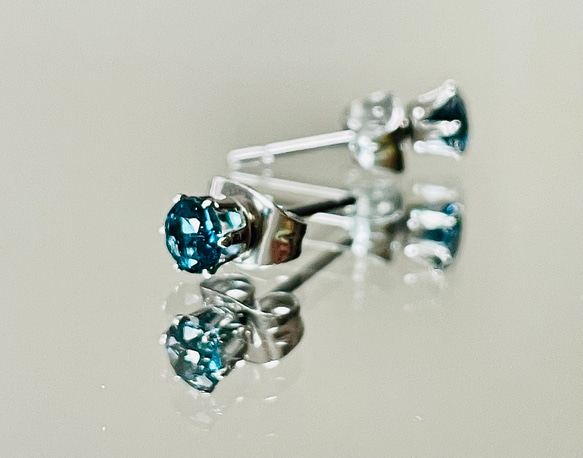 11月誕生石　ロンドンブルートパーズのスタッドピアス サージカルステンレス316L 6枚目の画像