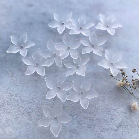 20個【AC901-1】 すりガラス風 フラワーパーツ 花　ホワイトクリア 1枚目の画像