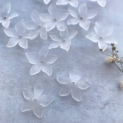 20個【AC901-1】 すりガラス風 フラワーパーツ 花　ホワイトクリア 3枚目の画像