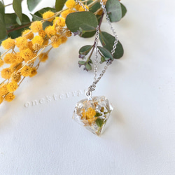 ミモザと銀箔のダイヤモンド型ネックレス　 3枚目の画像