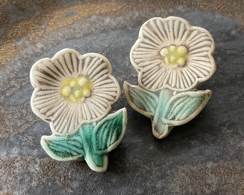 陶器のお花のブローチ 0dbe9df926b08889d9e7b526868475