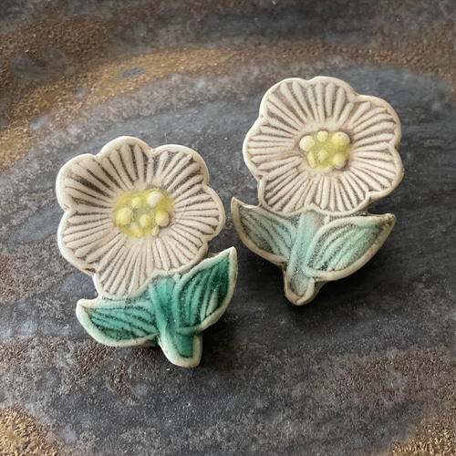 陶器のお花のブローチ 陶器で出来たお花のブローチ ブローチ TOMI-kobo 通販 5803176