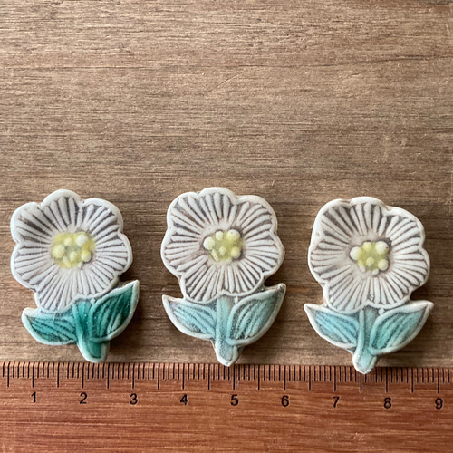 陶器のお花のブローチ 陶器で出来たお花のブローチ ブローチ TOMI-kobo 通販 6076113