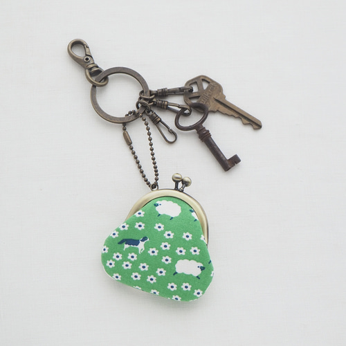 □もこもこひつじのミニがま口キーホルダー・シルバー□ キーホルダー