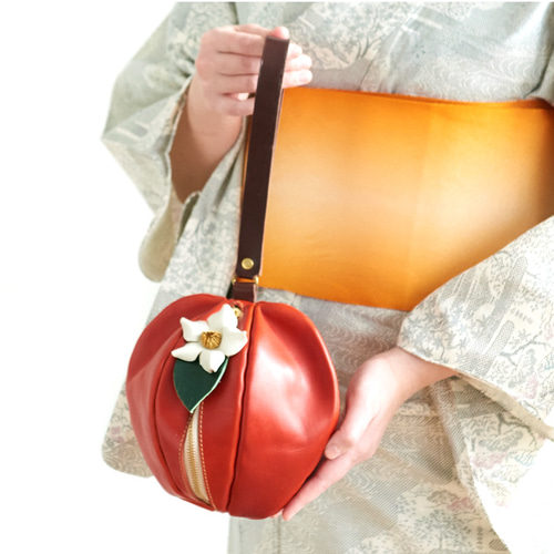 数日内に発送可能です】栃木レザーのりんご巾着風ポーチ「pomme」（朱