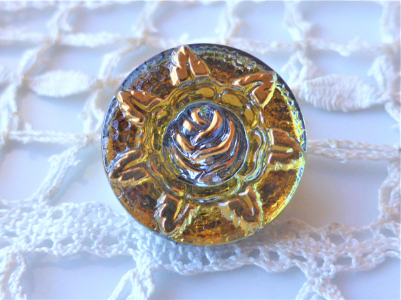 太陽神ローズ　チェコガラスボタンCzech Glass Button１個 1枚目の画像