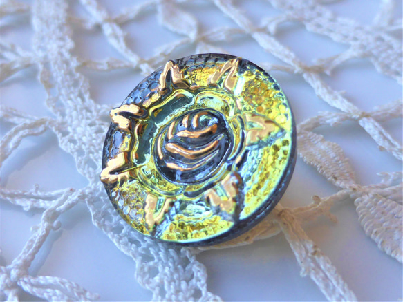 太陽神ローズ　チェコガラスボタンCzech Glass Button１個 2枚目の画像