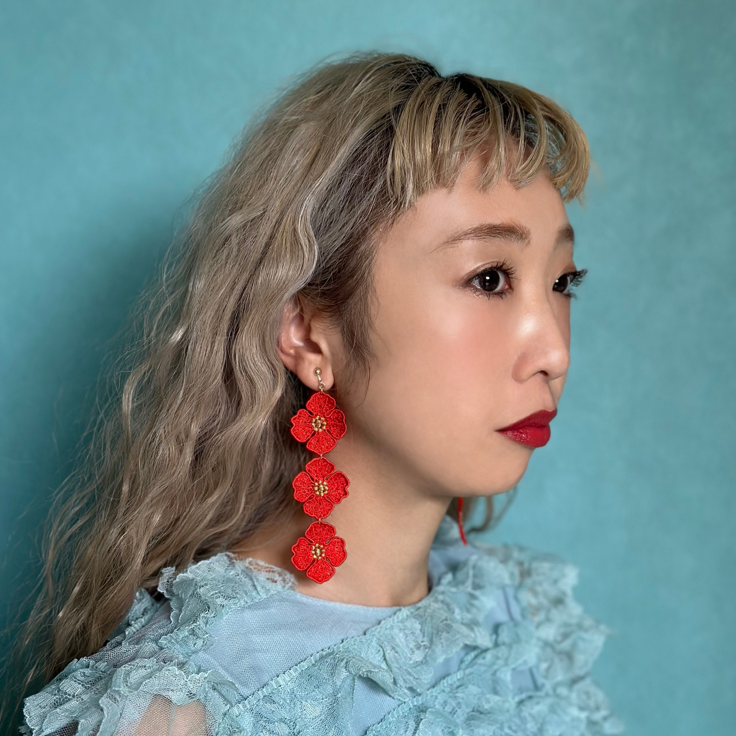3連ひなげし刺繍の耳飾り　ヴァーミリオン（朱赤）