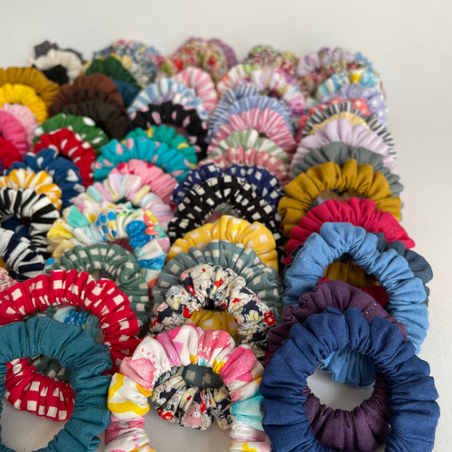 ♡専用♡ハンドメイドシュシュ⸜(*´ᗜ｀*)⸝ ハンドメイド♡シュシュ♡4個セット♡ちょっと大きめ♡全て違う