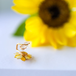 小さなひまわりのワイヤードイヤーカフ　: 花　黄色　向日葵 9枚目の画像
