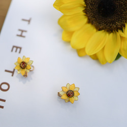 小さなひまわりのワイヤードイヤーカフ　: 花　黄色　向日葵 12枚目の画像