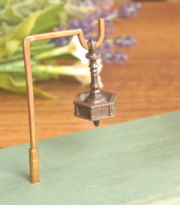 廻して遊べる６面ダイスのペンダントトップ