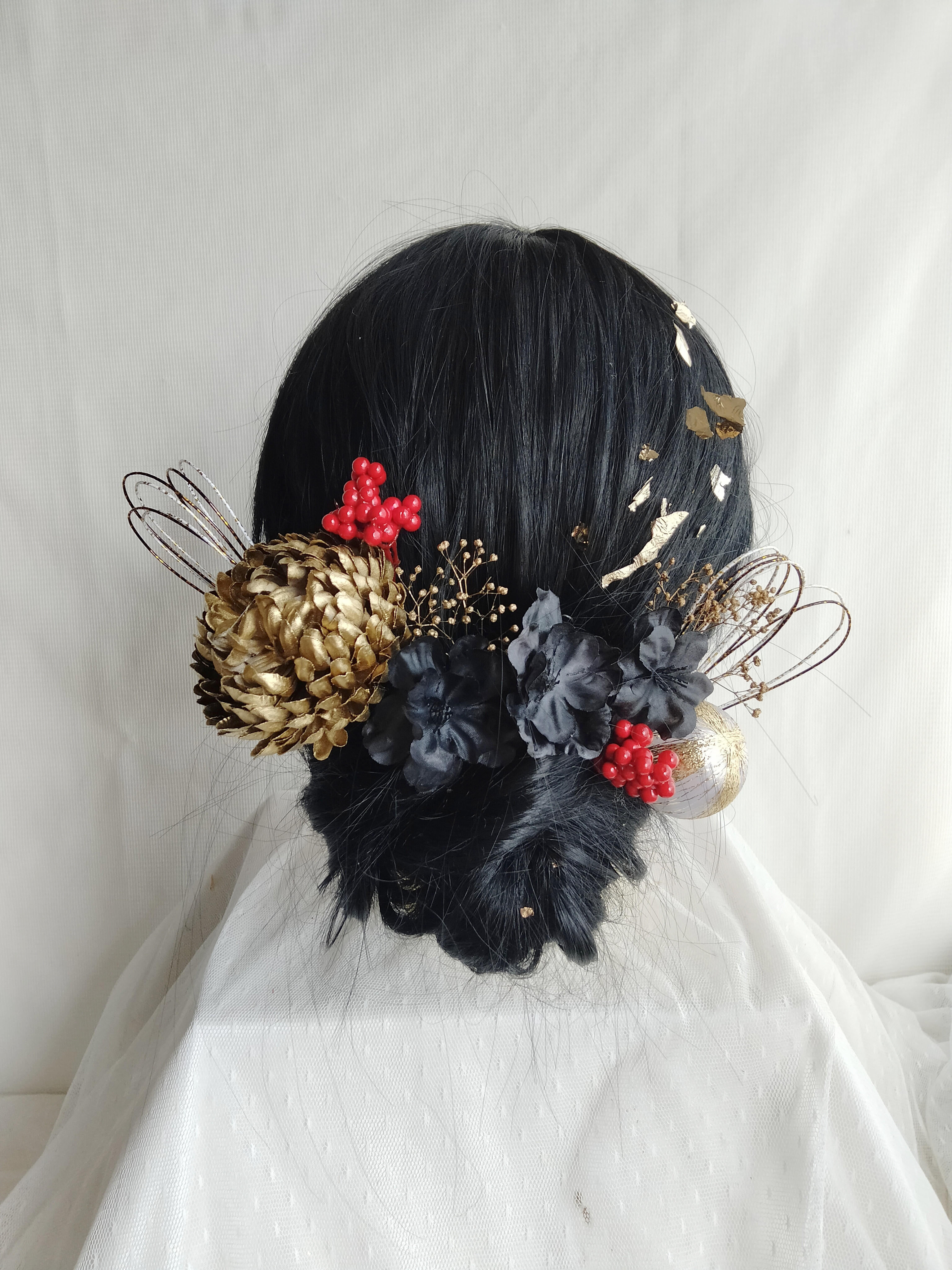 金の和菊と赤い南天の卒業式髪飾り　成人式髪飾り　結婚式髪飾り　水引アレンジ　ヴィンテージ振袖