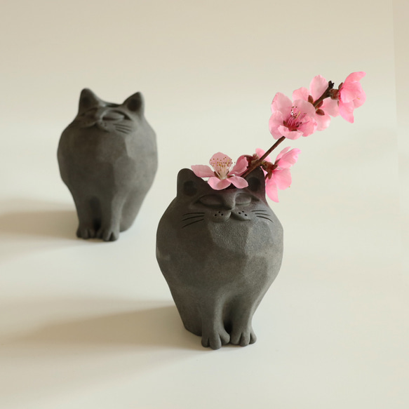 削り猫/黒（中）花器 1枚目の画像