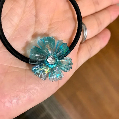 レジンヘアゴム　花　バラ　透け感　上品　秋色 ハンドメイド 青い花 ヘアゴム レジンヘアゴム 花 バラ 透け感 上品 秋色 ハンドメイド 青い花