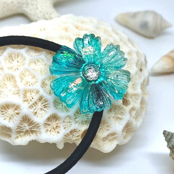 ハンドメイド☆クリアブルーなお花のヘアゴム。真ん中にクリスタルが 