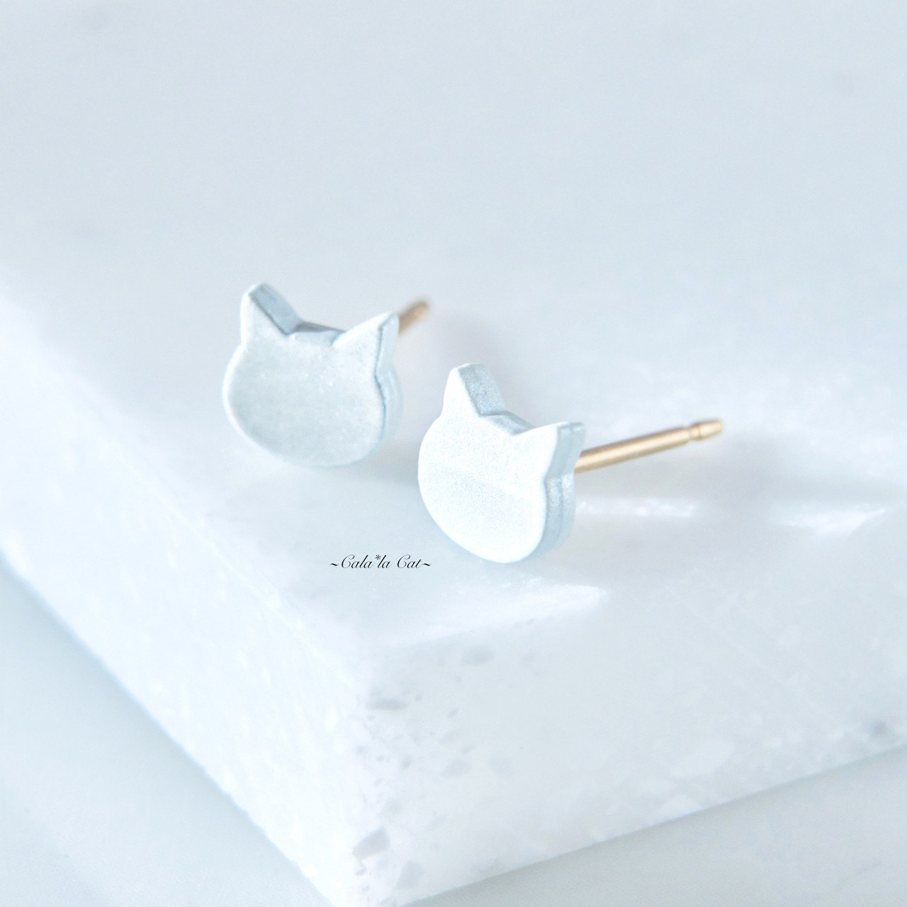 パールホワイトの猫ピアス – シンプルで上品な大人かわいい
