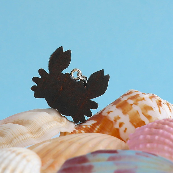手作りの木製チャーム カニ ペンダント ギフトのカスタマイズ 3枚目の画像