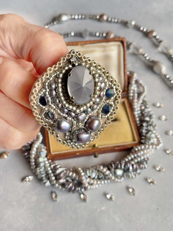 灰色珠子刺繡胸針復古凸圓形珠子胸針項鍊生日週年紀念母親節禮物 第4張的照片