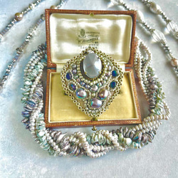 灰色珠子刺繡胸針復古凸圓形珠子胸針項鍊生日週年紀念母親節禮物 第5張的照片
