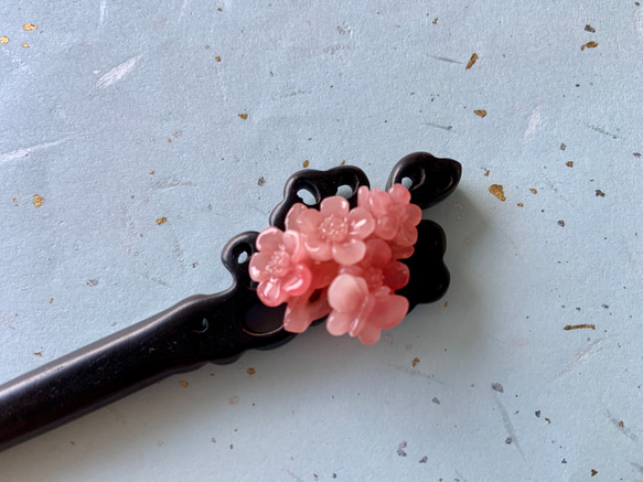 翡翠の花　黒檀透かし彫りのかんざし　珊瑚色 1枚目の画像