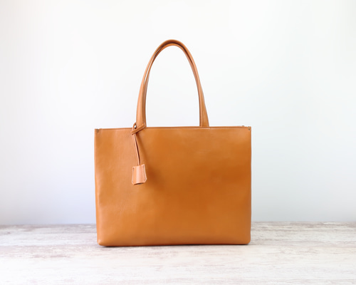 ✨極美品✨トッズ　ジョイ　大容量トートバッグ　チャーム付き　シボ革　キャメル ✨極美品✨トッズ ジョイ 大容量トートバッグ チャーム付き シボ