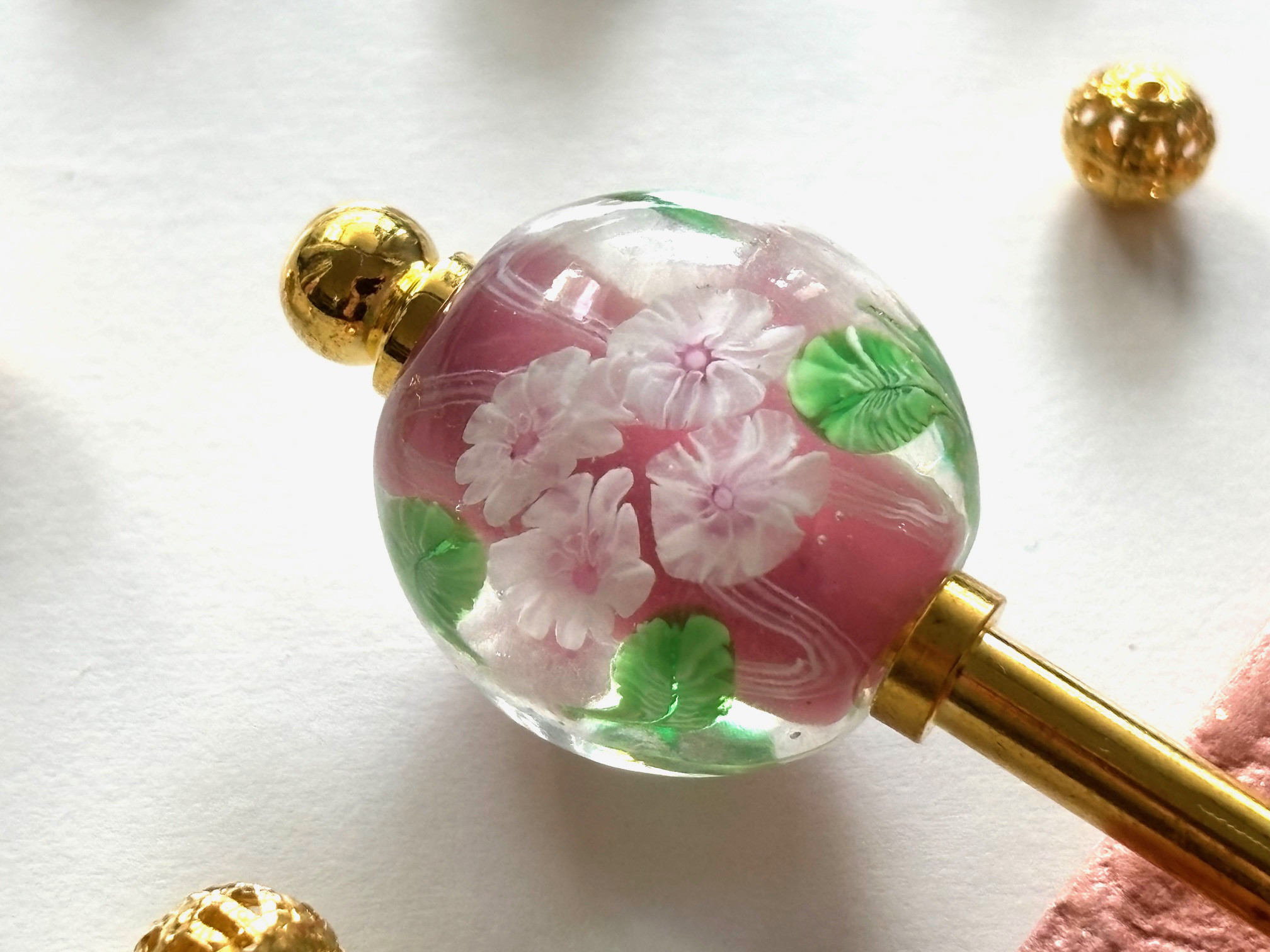かんざし　ピンクと白菊のとんぼ玉　蜻蛉玉　トンボ玉　春夏　一本挿し　一本簪　ゴールド