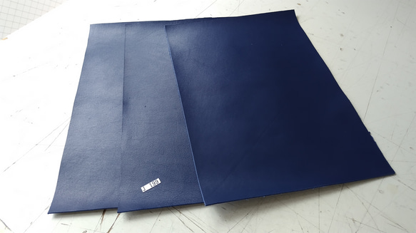 J199　 牛革　ネイビー系　A4＝3枚　1.0㎜程度 1枚目の画像