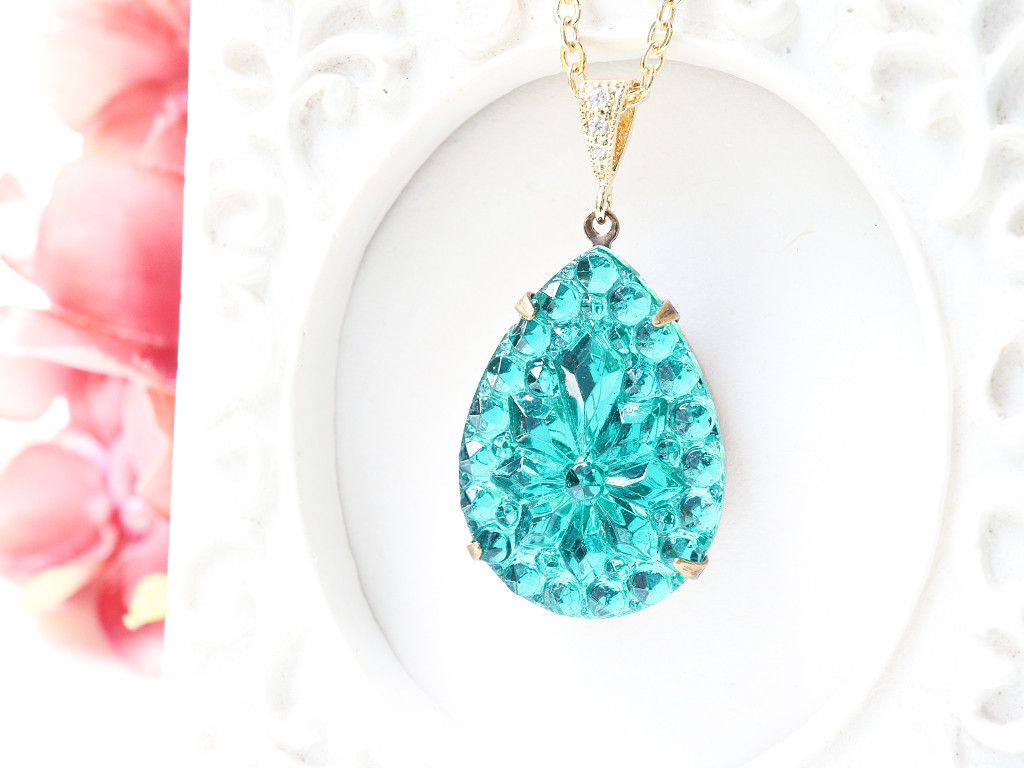 【旧西ドイツ/ガラス】数量限定 一点物 フラワーレリーフのヴィンテージガラスネックレス（グリーン）