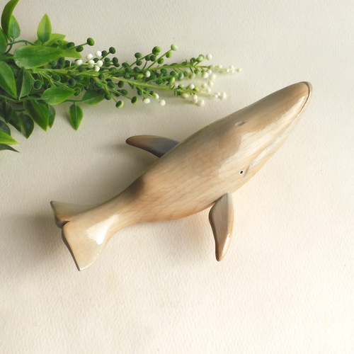 &CRAFT 鯨工藝舎　空飛ぶク鯨-カードスタンド　天然木　日本製 シロナガスクジラ（☆台付） Wood Blue whale その他置物 工房西岡