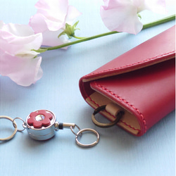 《展示》クリスタルガラスのお花がきらめくリールキーホルダー■赤・黒カラー選択■イニシャル入り■送料無料 5枚目の画像