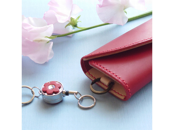 《展示》クリスタルガラスのお花がきらめくリールキーホルダー■赤・黒カラー選択■イニシャル入り■送料無料 5枚目の画像