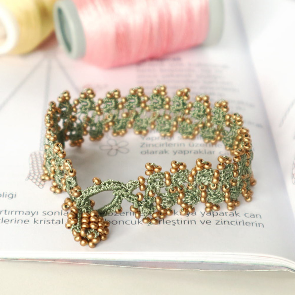 OYA crochet bracelet [CROWN] Khaki & Gold 第1張的照片