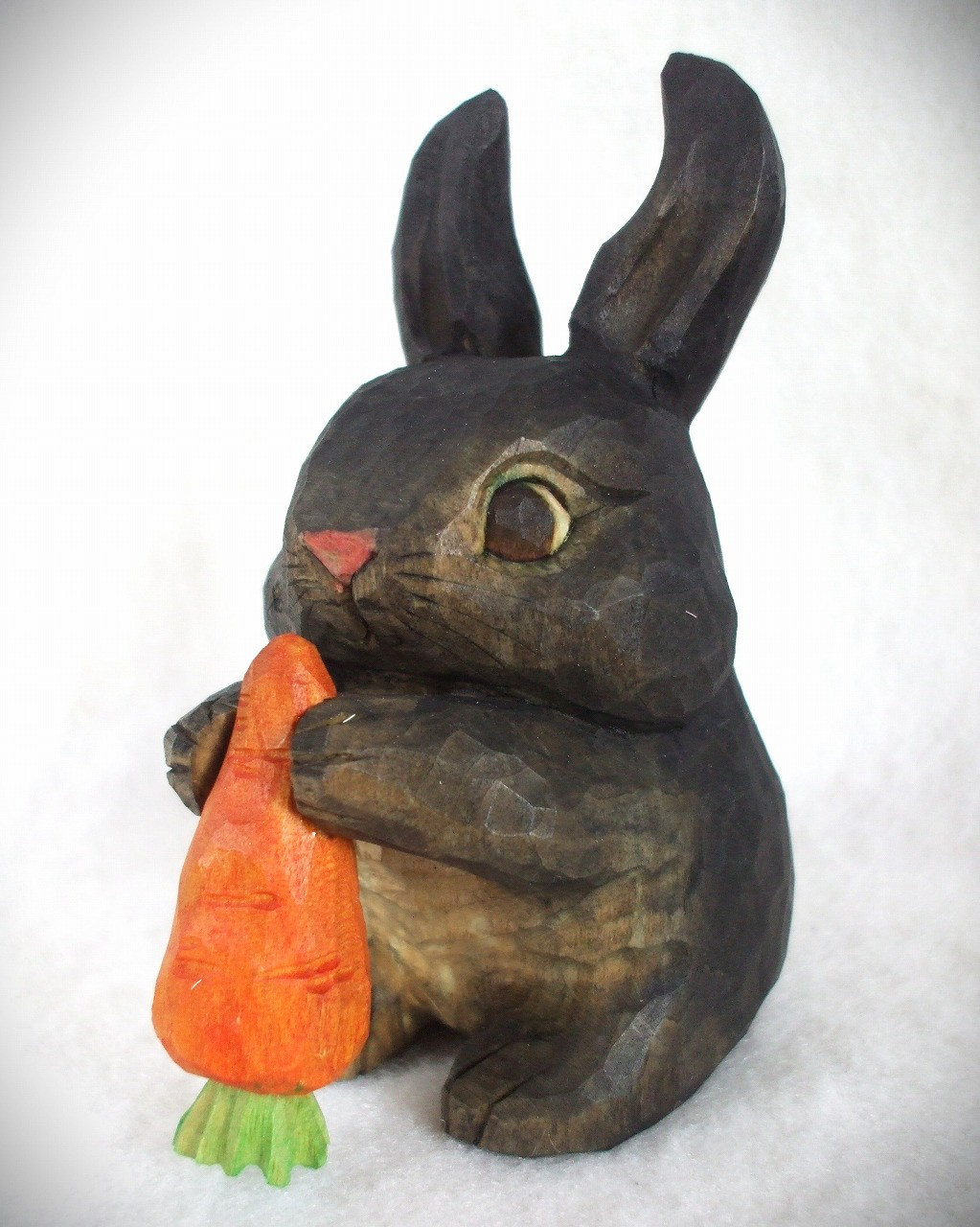 ♪人参を持った木彫りのウサギ置物♪