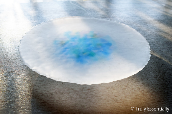 つや消しガラスの大皿 -「 HANAのおと 」● ターコイズブルー・29cm 6枚目の画像