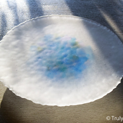 つや消しガラスの大皿 -「 HANAのおと 」● ターコイズブルー・29cm 1枚目の画像
