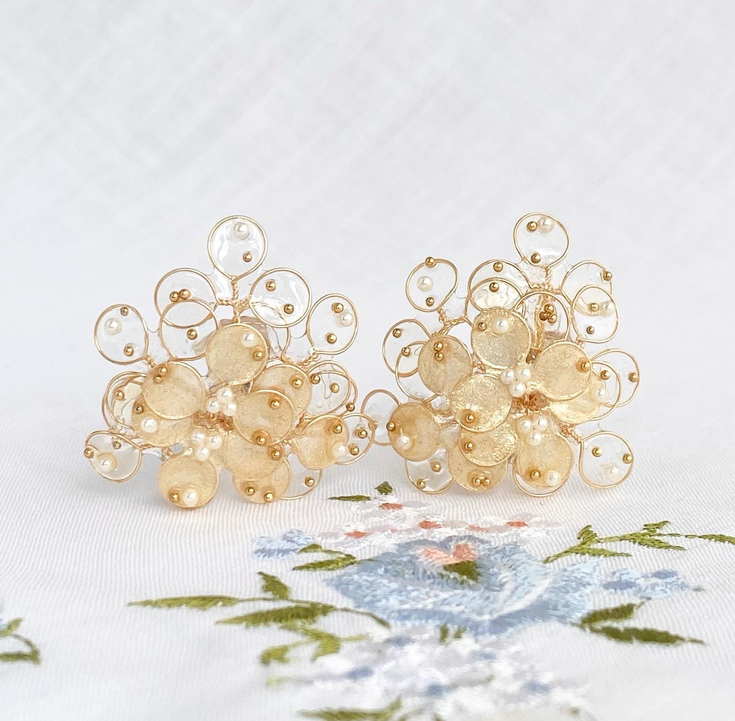 咲くイヤリング(ゴールド)