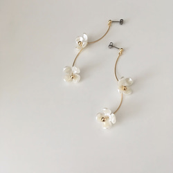 Tiny Pearl Flower Pierced Earrings 7枚目の画像
