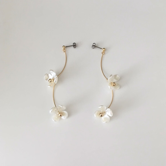 Tiny Pearl Flower Pierced Earrings 5枚目の画像