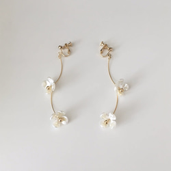 Tiny Pearl Flower Earrings 4枚目の画像